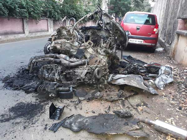 చెట్టును బలంగా ఢీకొనడంతో..