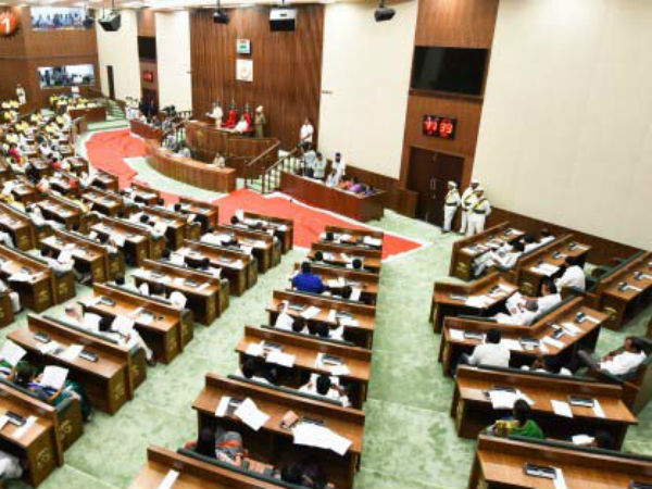 మీడియా పాయింట్ వద్ద: