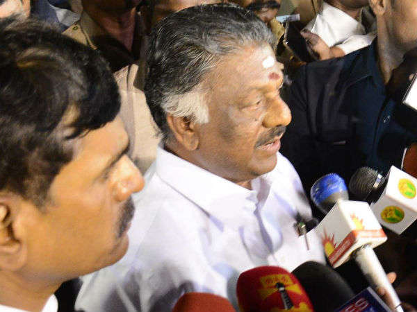 అమ్మ అభిమానులు ఎవరి వైపు ?