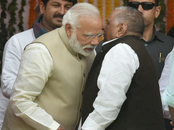 when Mulayam Singh whispered into pm modi's ear when Mulayam Singh whispered into pm modi's ear