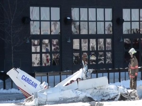 1 dead after planes collide above shopping centre on Montreal's South Shore 1 dead after planes collide above shopping centre on Montreal's South Shore