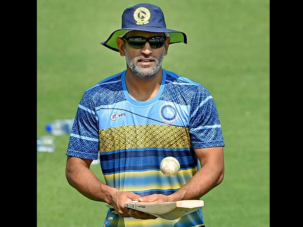 MS Dhoni's mobile phones stolen after fire at hotel, registers FIR with Delhi Police MS Dhoni's mobile phones stolen after fire at hotel, registers FIR with Delhi Police