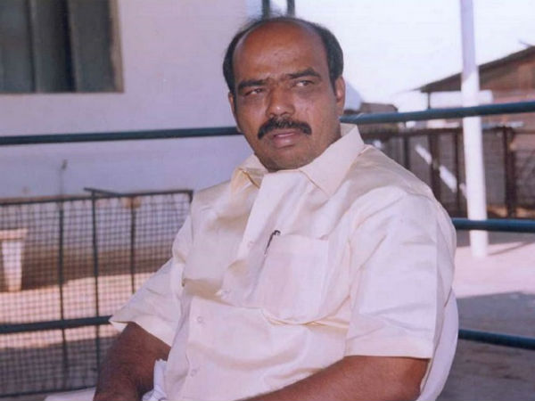 JC brothers touched Paritala's legs: YSRCP JC brothers touched Paritala's legs: YSRCP