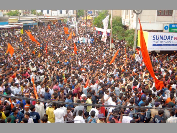గొంతుపై కాలు పెట్టి..