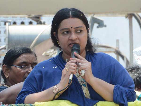 దినకరన్ ఓటర్లకు డబ్బులు పంచారు