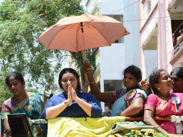 ఇంటి డోర్ లాక్ చేసి