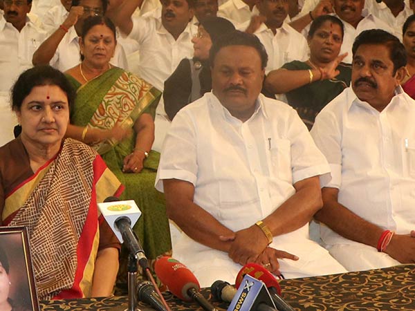పళనిస్వామి, మంత్రులపై వేటు వేయాలని.. పార్టీ కార్యకర్తనే..