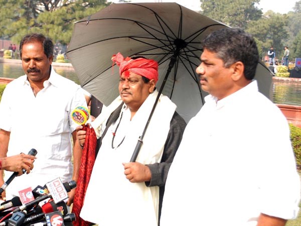 వేరే పార్టీలోకి వెళ్లాలనుకుంటే వెళ్లు