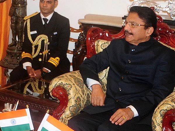 ఐటీ అధికారినే బెదిరించారు