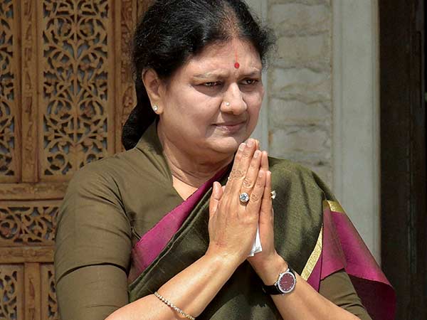 శశికళను వెలివేయడం సాధ్యం కాదు