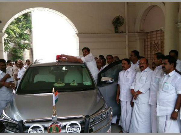 పళనిస్వామి కోసం పట్టు
