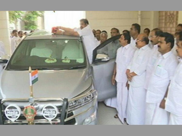 శశికళను బయటకు పంపినా సస్పెన్స్