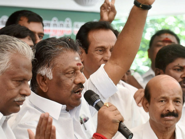 తన వర్గంతో పన్నీరు భేటీ