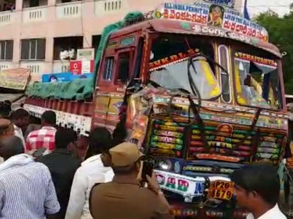 ఎల్ఏంవీ లైసెన్స్ తో పదిచక్రాల లారీ నడుపుతున్న డ్రైవర్