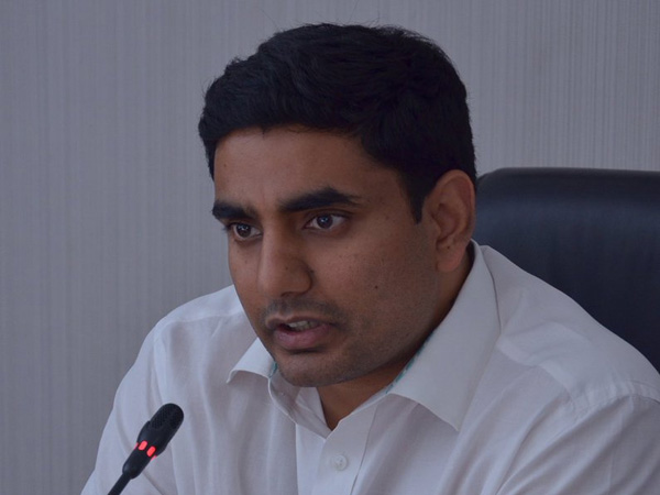 అన్నయ్యగా ఆదుకొంటానని మహిళకు లోకేష్ హమీ