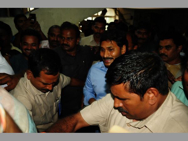 అది కోర్టు విశ్వసనీయతను సందేహించడమేనా.....