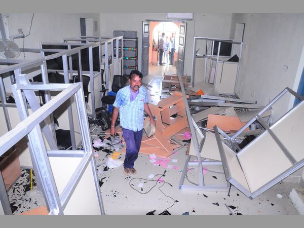 రైతులతో పాటు పరుగులు పెట్టారు...