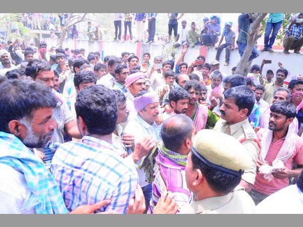 కేంద్రం సాకుతో తప్పించుకుంటున్న అంతర్గత సంక్షోభం