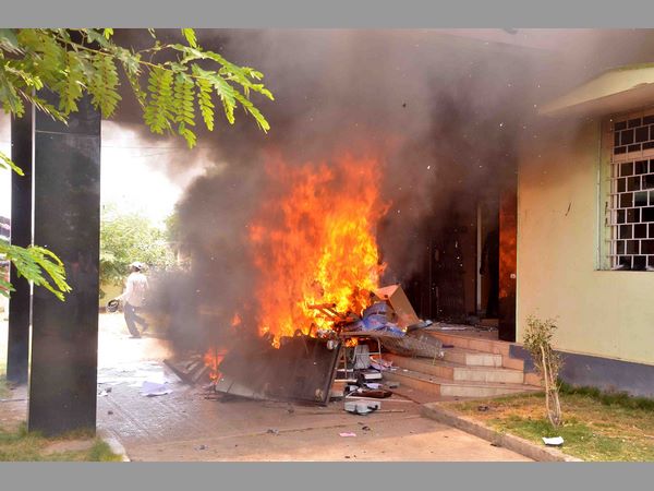 అధికారుల దన్నుతో వ్యాపారుల ఇష్టారాజ్యం ఇలా