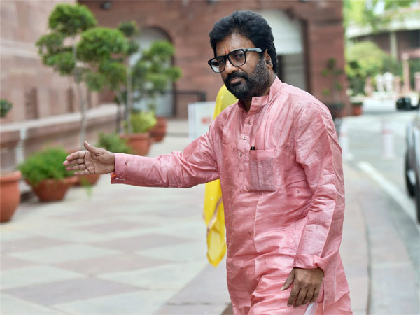 Air India lifts travel ban on Ravindra Gaikwad, but Shiv Sena MP takes train to Delhi Air India lifts travel ban on Ravindra Gaikwad, but Shiv Sena MP takes train to Delhi
