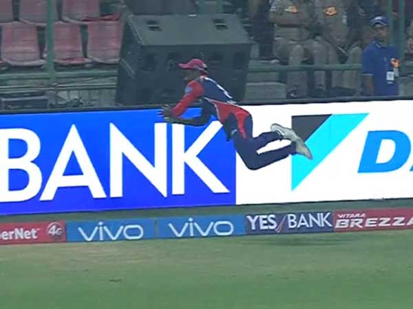IPL 2017: Sanju 'Superman' Samson Flies to Stop a Six IPL 2017: Sanju 'Superman' Samson Flies to Stop a Six
