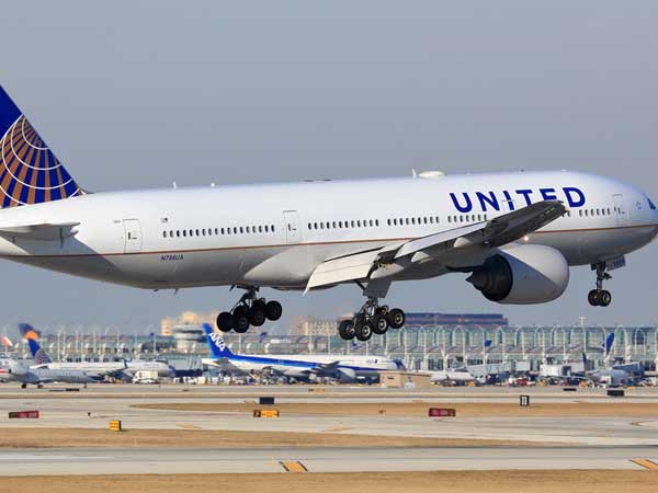 United Airlines apologises for dragging passenger off flight United Airlines apologises for dragging passenger off flight