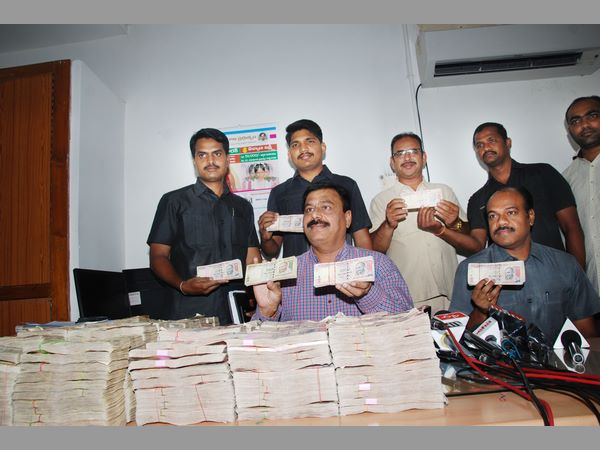 పరిచయస్తులు, స్నేహితులతో కలిసి...