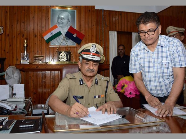 డిపార్ట్ మెంట్ లో వివిధ హోదాల్లో...