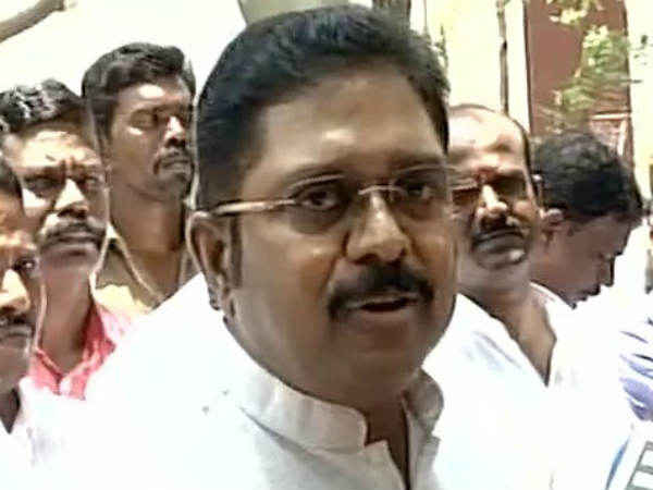 సమన్లు జారీ చేసి వెళ్లిపోయారు