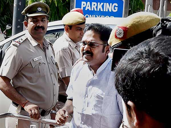 అక్రమ నగదు వ్యవహారం