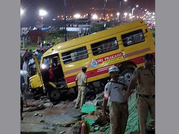 వాళ్లకి భూమ్మీద నూకలుండి...