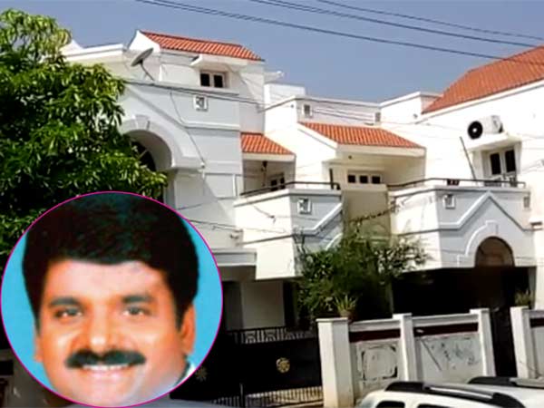 రూ. కోట్ల విలువైన ఆస్తుల పత్రాలు, నగదు సీజ్