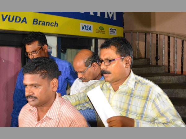 రెడ్ హ్యాండెడ్గా..