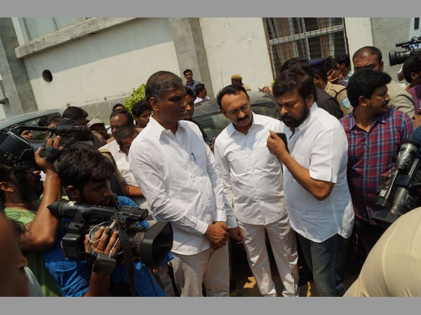 మెట్రో పిల్లర్ను ఢీకొట్టి: