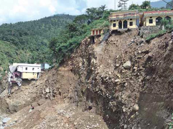 Landslide in Uttarakhand, several tourists stuck Landslide in Uttarakhand, several tourists stuck