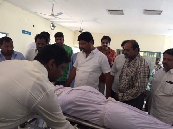 వర్షం తగ్గాక వెళ్దామనుకొని..