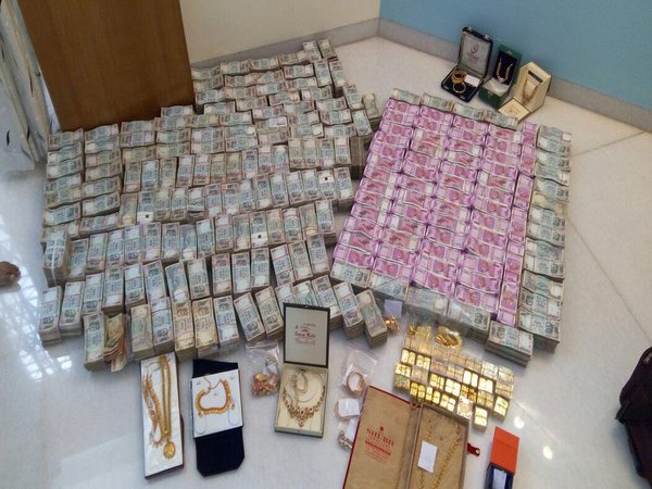 నోరు విప్పితే పళనిసామి ప్రభుత్వం ఫినిష్