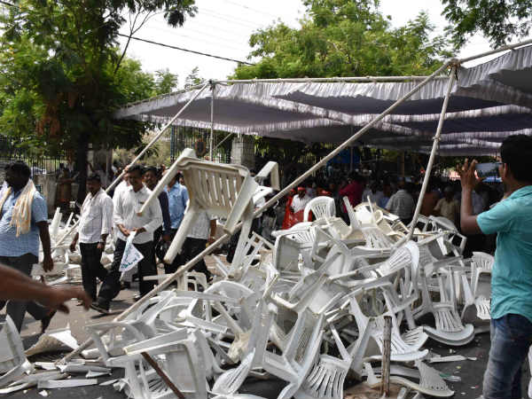 రోజూ కొట్టుకుంటారు..