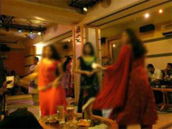 Drunk Uttar Pradesh policeman in uniform dances with bar girls Drunk Uttar Pradesh policeman in uniform dances with bar girls