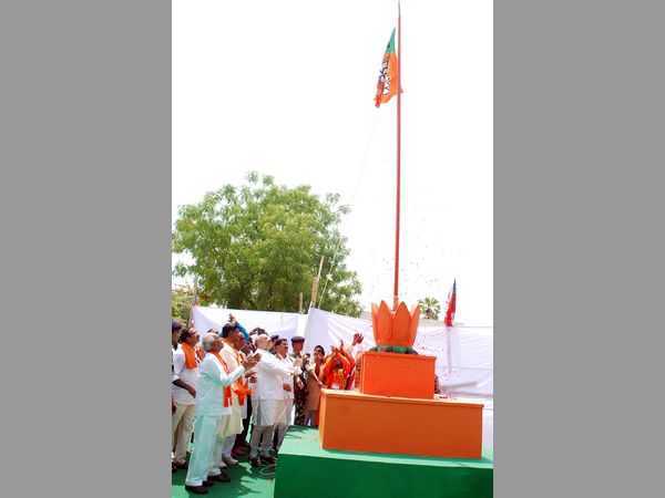పొలిమేరల్లో పాతాకావిష్కరణ