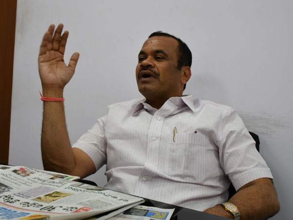 Komatireddy Venkat reddy and minister Jagadeesh Reddy groups attacked each and other Komatireddy Venkat reddy and minister Jagadeesh Reddy groups attacked each and other