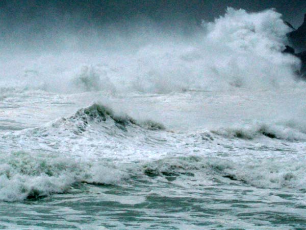 Sea waves up to 10 feet high in Mahabalipuram Sea waves up to 10 feet high in Mahabalipuram