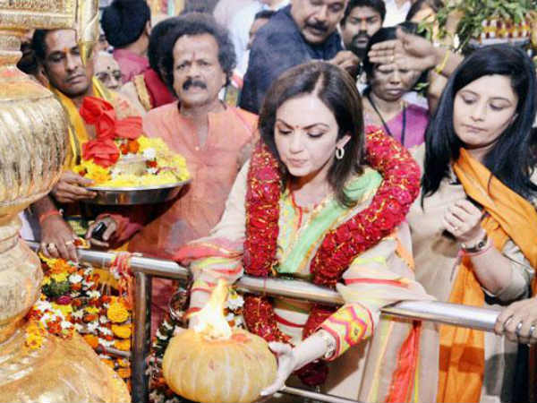 మొక్కులు చెల్లించుకున్న నీతా