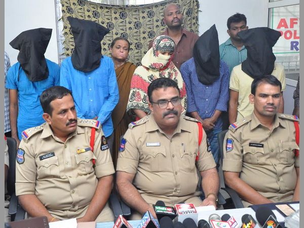 విదేశీ నోట్లంటూ లక్ష కాజేశారు.. చివరికి..