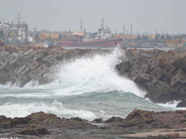 దందాలో రాజకీయ నాయకులే: