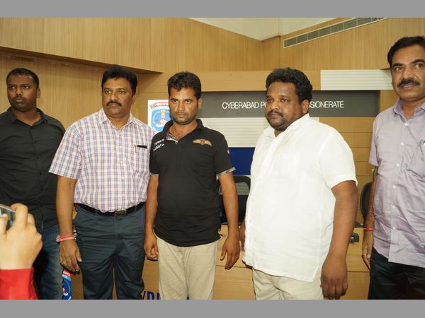 రెండో ఫోన్ గురించి తెలియదన్న కుటుంబసభ్యులు