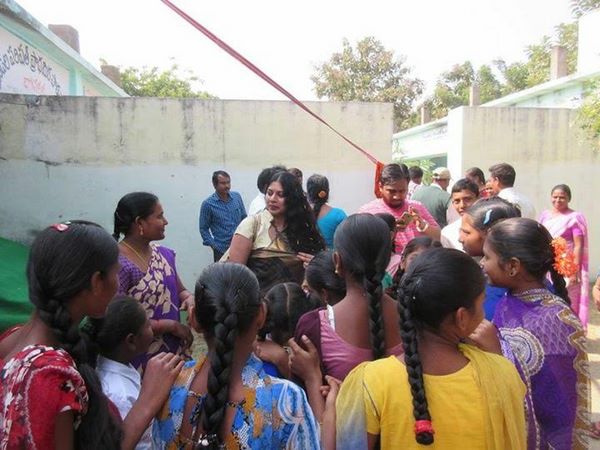 అన్నం ఎలా అయినా తింటాం.. పుస్తకాలు ఇప్పించండి