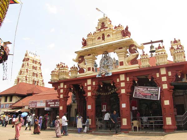 Udupi Sri Krishna Mutt organises Iftar party in temple premises Udupi Sri Krishna Mutt organises Iftar party in temple premises