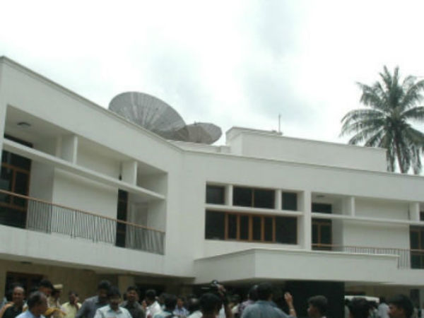మీడియా ఎంట్రీతో: