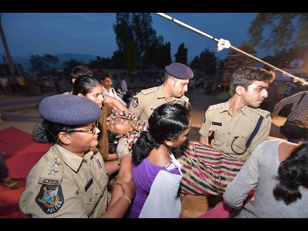 కన్నీరుమున్నీరైన కుటుంసభ్యులు